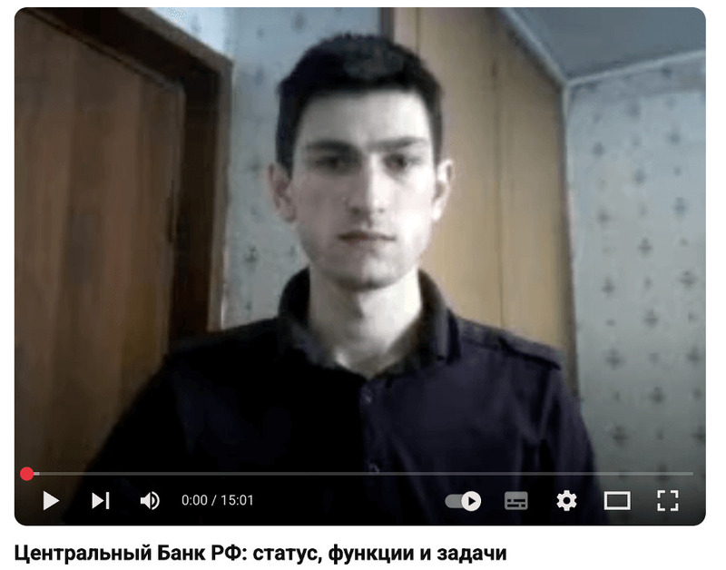 я сижу на фоне обшарпанных обоев, бежевого шкафа и рассказываю о банковской системе